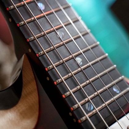 마모와 오염에 반영구적으로 버티는 내구성 높은 점보 타입 스테인리스 스틸 프렛 Stainless Steel Frets