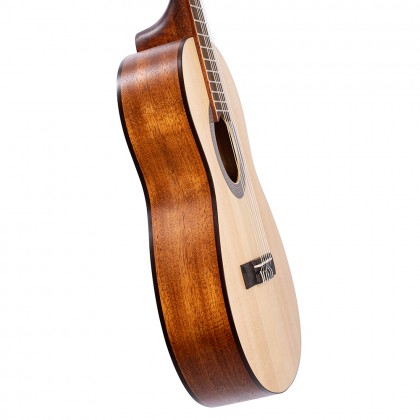 83mm 슬림 바디 두께로 어깨 피로감을 줄여주는 콜트 AC200 3/4 미니 기타 측면 라인